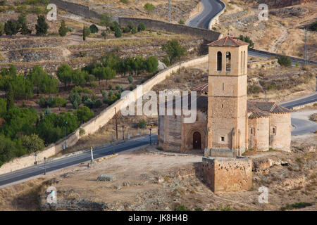 Spagna, Castilla y Leon Regione, Provincia di Segovia Segovia, vista in elevazione della chiesa di Vera Cruz dall'Alcazar Foto Stock