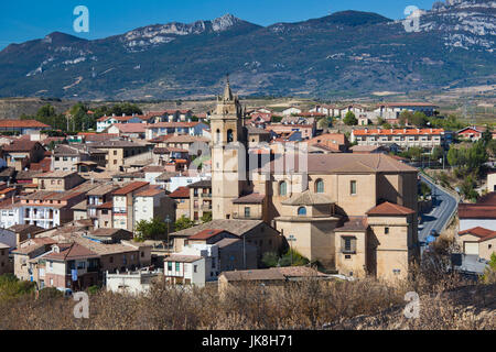 Spagna, regione dei Paesi Baschi, La Rioja zona provincia di Alava, Elciego, elevati vista città Foto Stock