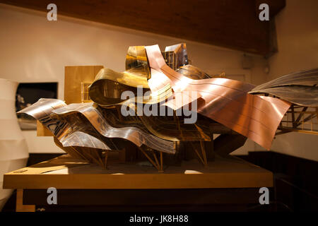 Spagna, regione dei Paesi Baschi, La Rioja zona provincia di Alava, Elciego, Bodega Marques de Riscal Winery, il modello della struttura Hotel Marques de Riscal, progettato dall architetto Frank Gehry Foto Stock