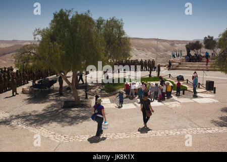 Israele, il Neghev Sde Boker, recinto di primo Primo Ministro israeliano David Ben-Gurion e sua moglie Paola, con visitatori, NR Foto Stock