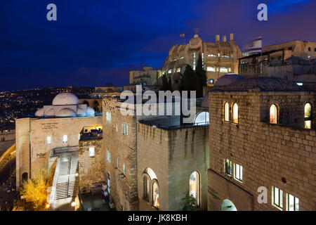 Israele, Gerusalemme, città vecchia, il quartiere ebraico, edifici di fronte al Muro Occidentale Plaza, sera Foto Stock