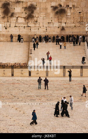 Israele, Gerusalemme, città vecchia, il quartiere ebraico, vista in elevazione del Muro occidentale Plaza, con persone in preghiera al Muro del pianto, NR Foto Stock