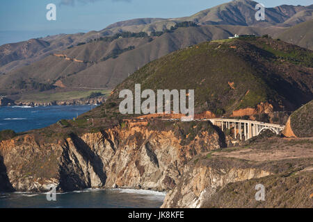 Stati Uniti, California, Central Coast, Big Sur Area, vista costiera con il ponte Bixby, tardo pomeriggio Foto Stock