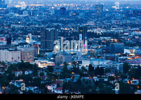 Stati Uniti, California, nel sud della California, Los Angeles, vista in elevazione della Route 101 e il centro cittadino di edifici da Hollywood Bowl si affacciano, alba Foto Stock