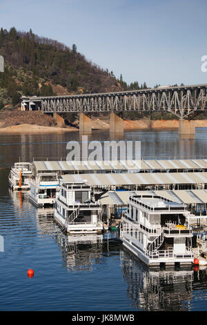 Stati Uniti d'America, la California, la California del nord, nord della montagna, McColl, Whiskeytown-Shasta-Trinità National Recreation Area, case galleggianti sul Lago Shasta Foto Stock