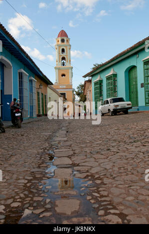 Strada di ciottoli che conducono al 'Antiguo Convento de San Francisco de Asis' in Trinidad, Cuba Foto Stock