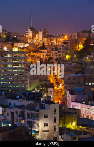 Giordania, Amman, vista in elevazione del centro di Amman, crepuscolo Foto Stock