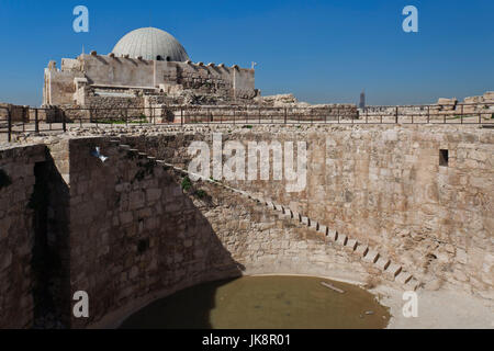 Giordania, Amman, la Cittadella e le rovine del Palazzo di Umayyad, assembly hall e cisterna Foto Stock