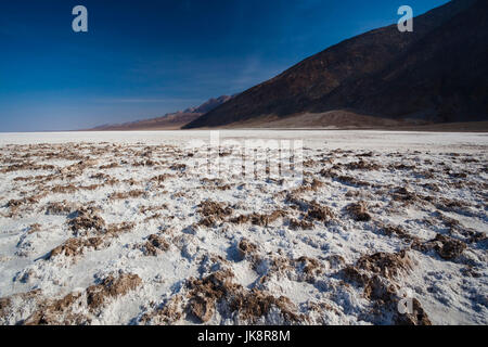 Stati Uniti, California, Parco Nazionale della Valle della Morte, Badwater, quota 282 metri sotto il livello del mare, il punto più basso dell'Emisfero Occidentale, mattina Foto Stock