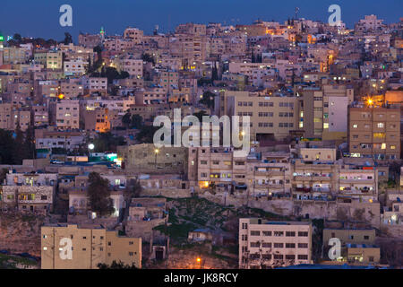 Giordania, Amman, vista in elevazione del centro di Amman, crepuscolo Foto Stock