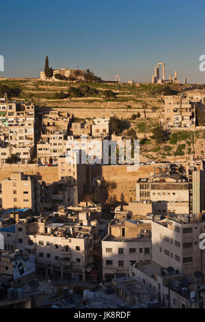 Giordania, Amman, vista in elevazione del centro di Amman e la Cittadella, crepuscolo Foto Stock