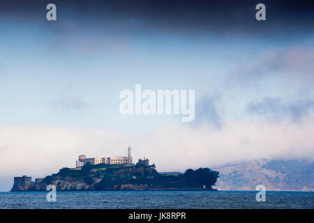 Stati Uniti, California, San Francisco, Embarcadero, Alacatraz isola nella nebbia Foto Stock