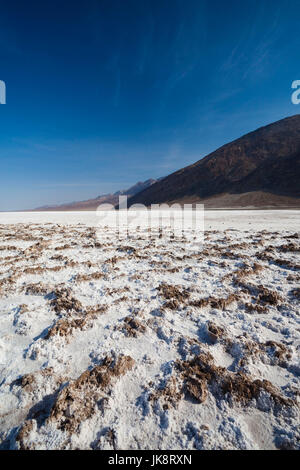 Stati Uniti, California, Parco Nazionale della Valle della Morte, Badwater, quota 282 metri sotto il livello del mare, il punto più basso dell'Emisfero Occidentale, mattina Foto Stock