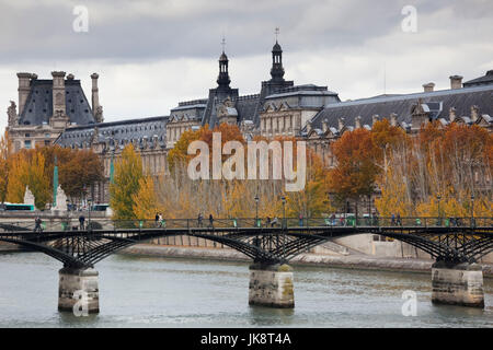 Francia, Parigi Musee de il museo del Louvre e Pont des Arts bridge Foto Stock