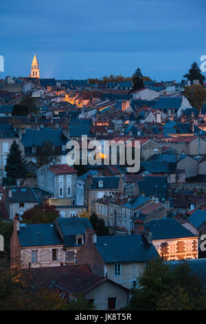 Francia, regione Poitou-Charentes, Dipartimento di Vienne, Poitiers, vista in elevazione della città, Alba Foto Stock