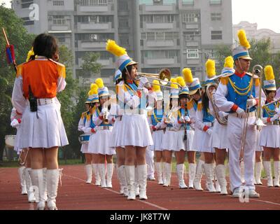 Un high school marching band suona varietà di ottone e legno Strumenti vento Foto Stock