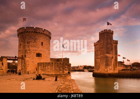 Francia, regione Poitou-Charentes, dipartimento della Charente-Maritime, La Rochelle, Porto Vecchio, Tour de la Chaine e Tout St-Nicholas torri Foto Stock