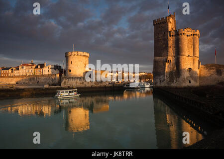 Francia, regione Poitou-Charentes, dipartimento della Charente-Maritime, La Rochelle,Porto Vecchio, Tour de la Chaine e Tour St-Nicholas torri, alba Foto Stock