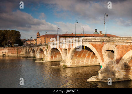 Francia, regione Midi-Pyrenees, Haute-Garonne Reparto, Toulouse, Pont Neuf bridge, alba Foto Stock