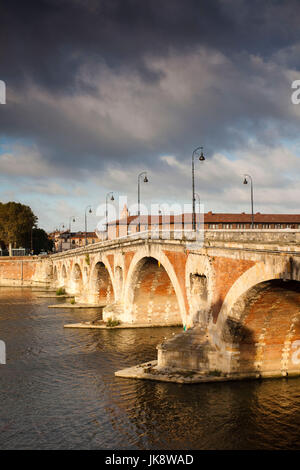 Francia, regione Midi-Pyrenees, Haute-Garonne Reparto, Toulouse, Pont Neuf bridge, alba Foto Stock