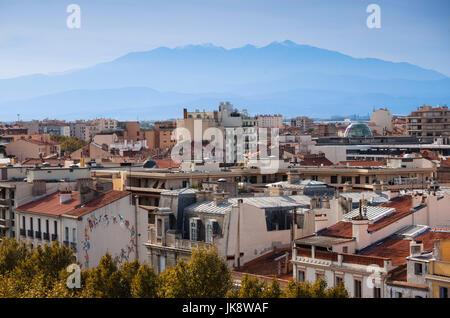France, Languedoc-Roussillon, Dipartimento Pyrenees-Orientales, Perpignan, panoramica della città da Le Castillet Foto Stock