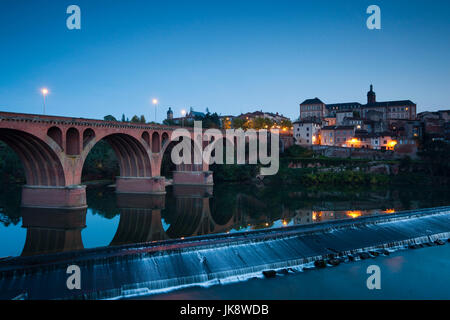 Francia, regione Midi-Pyrenees, Dipartimento del Tarn, Albi, panoramica della città dal fiume Tarn, crepuscolo Foto Stock
