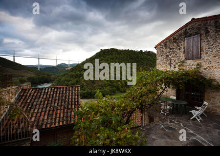 Francia, regione Midi-Pyrenees, Aveyron Department, Peyre, vista città con il viadotto di Millau Bridge Foto Stock