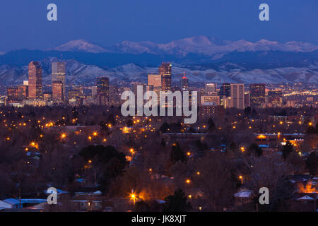 Stati Uniti d'America, Colorado, Denver, vista sulla città e sulle Montagne Rocciose da est, alba Foto Stock