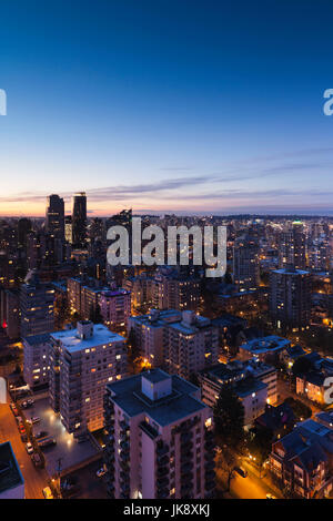 Canada, British Columbia, Vancouver, vista in elevazione di estremità Ovest edifici lungo Robson Street, alba Foto Stock