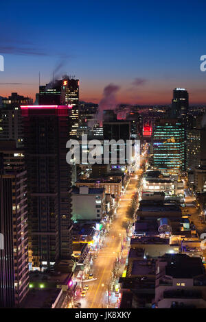 Canada, British Columbia, Vancouver, vista in elevazione di estremità Ovest edifici lungo Robson Street, alba Foto Stock