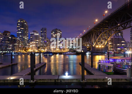 Canada, British Columbia, Vancouver, Granville Island, vista città con Granville Bridge, crepuscolo Foto Stock