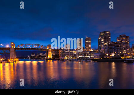 Canada, British Columbia, Vancouver, Granville Island, vista città con Burrard Street Bridge, crepuscolo Foto Stock