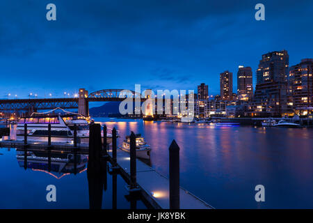 Canada, British Columbia, Vancouver, Granville Island, vista città con Burrard Street Bridge, crepuscolo Foto Stock