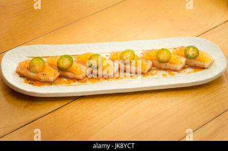In prossimità di specialità di alta fine tonno albacora sushi roll con jalapeno sulla piastra pronta da mangiare. Foto Stock