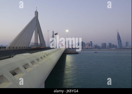 Il Bahrain, Manama, Sheikh Isa Causeway Brücke, Insel Muharraq, Dämmerung, Foto Stock