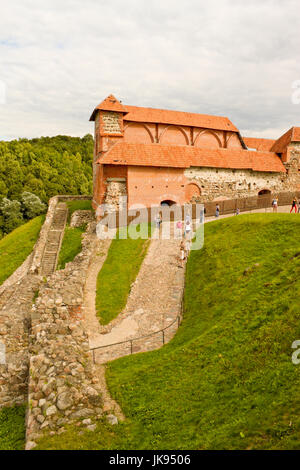 Vilnius, Lituania - 16 agosto 2013: castello superiore tenere su Gediminas Hill è una parte del castello di Vilnius complesso - uno dei principali punti di riferimento turistici in Foto Stock