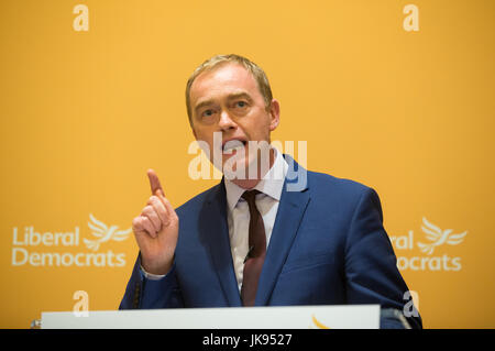 Tim Farron, ex leader del Partito europeo dei liberali democratici, all'annuncio del nuovo leader, Sir Vince il cavo Foto Stock