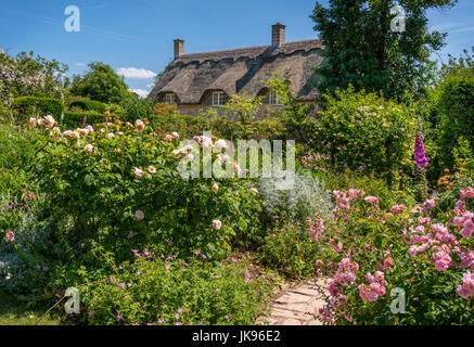 La tipica 'English Country Garden' con cottage di campagna Foto Stock