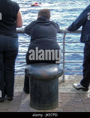 Obesi o in sovrappeso fat famiglia con bambino maschio sul sedile bollard Foto Stock