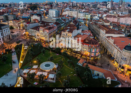 Piazza di Lisbona con un piccolo parco sul tetto del Passeio dos Clerigos visto dal campanile della chiesa Clerigos a Porto, la seconda più grande città in Portogallo Foto Stock