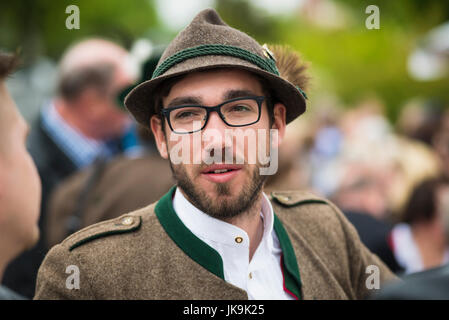 Uomo tedesco in costume tradizionale con feltro bavarese hat con ciuffo di capelli da un panno di pelle di daino e pulsanti Foto Stock