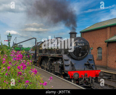 British Railways Classe Standard 4MT n. 76017 alla stazione Ropley sulla metà Hants Railway .Mid Hants ferroviaria Patrimonio conosciuto anche come " il crescione Foto Stock