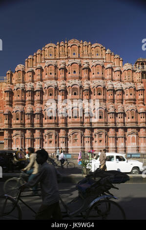 Indien, Rajasthan, Jaipur, Hawa Mahal, Asien, Südasien, Stadt, Reiseziel, Sehenswürdigkeit, Wahrzeichen, Palast der Winde, erbaut 1799, Baukunst, Bauwerk, Gebäude, Architektur, Fassade, Erker, Fenster, Straßenszene, Passanten, außen, Foto Stock