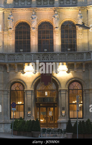 Österreich, Wien, Altstadt, Palais Ferstel, Cafe Central, Eingangsbereich, Abend, Hauptstadt, Stadt, Innenstadt, Herrengasse, Gebäude historisch, Architektur, gastronomie, Eingang, Beleuchtung, Kaffeehauskultur, Kaffeehaus Sehenswürdigkeit, Tourismus, außen, Nacht, Foto Stock