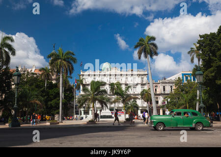 Cuba, La Habana, La Habana Vieja, il Parque Central e l'Hotel Inglaterra Foto Stock