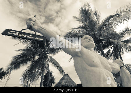 Cuba, provincia di Matanzas, Varadero, Marlin Marina Chapelin, statua di Ernest Hemingway, scrittore e sportivo Foto Stock