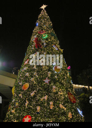 Decorazioni a tempo di Natale sul display all'interno di un centro commerciale per lo shopping di Pattaya , Thailandia Foto Stock