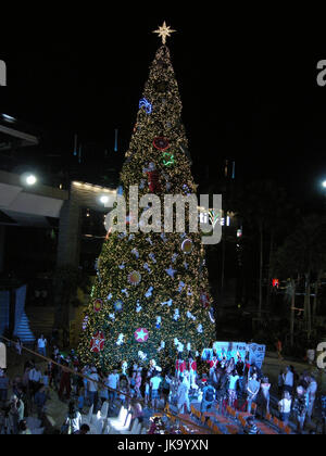 Decorazioni a tempo di Natale sul display all'interno di un centro commerciale per lo shopping di Pattaya , Thailandia Foto Stock