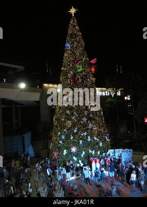 Decorazioni a tempo di Natale sul display all'interno di un centro commerciale per lo shopping di Pattaya , Thailandia Foto Stock