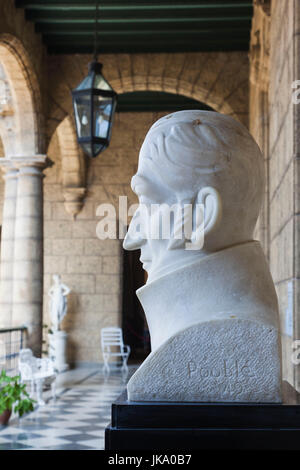 Cuba, La Habana, La Habana Vieja, Plaza de Armas, Museo de la Ciudad museum, cortile storica statua Foto Stock